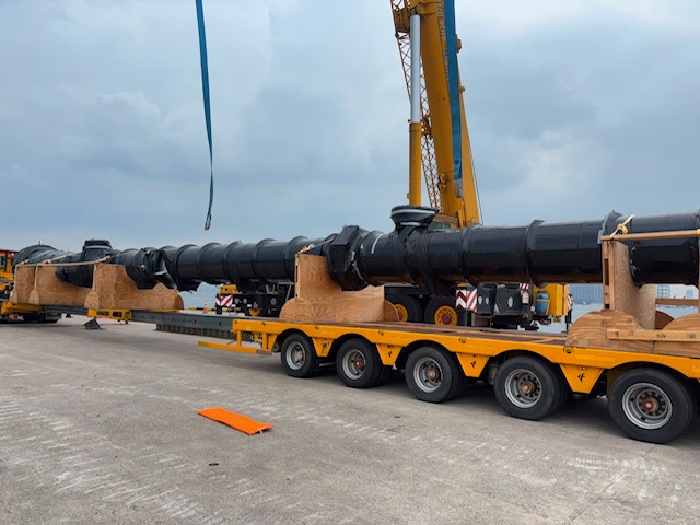 Carriage Global (S) Pte Ltd (CGS), a proud member of the XLProjects Network (XLP), successfully completed the critical reworking and transport of two 20-tonne Debutaniser Columns from Pasir Panjang Auto Terminal (PPAT) to Jurong Port, Singapore, within a strict 48-working-hour window. 